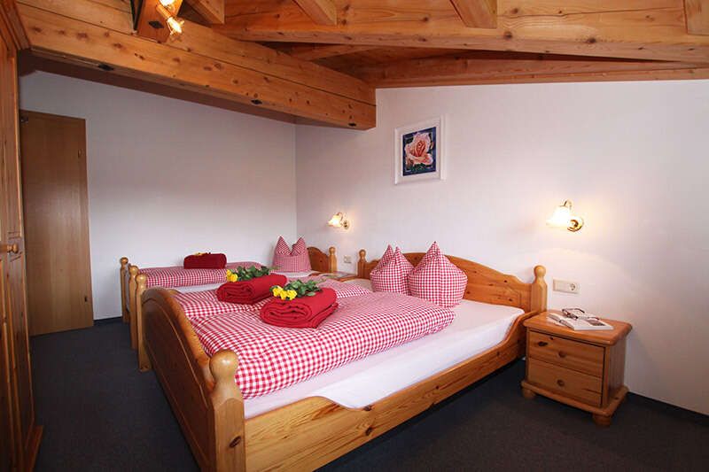 Dreibettzimmer im Appartement Sonneck in Tirol