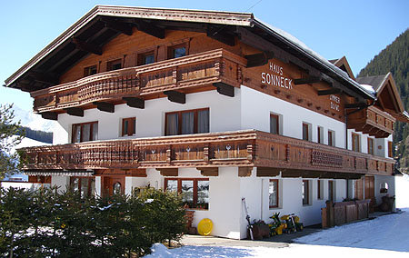 The Gästehaus Sonneck in Umhausen-Niederthai offers deluxe rooms and apartments with a comfortable lounge and Rudi's Bierstadl (beer barn).